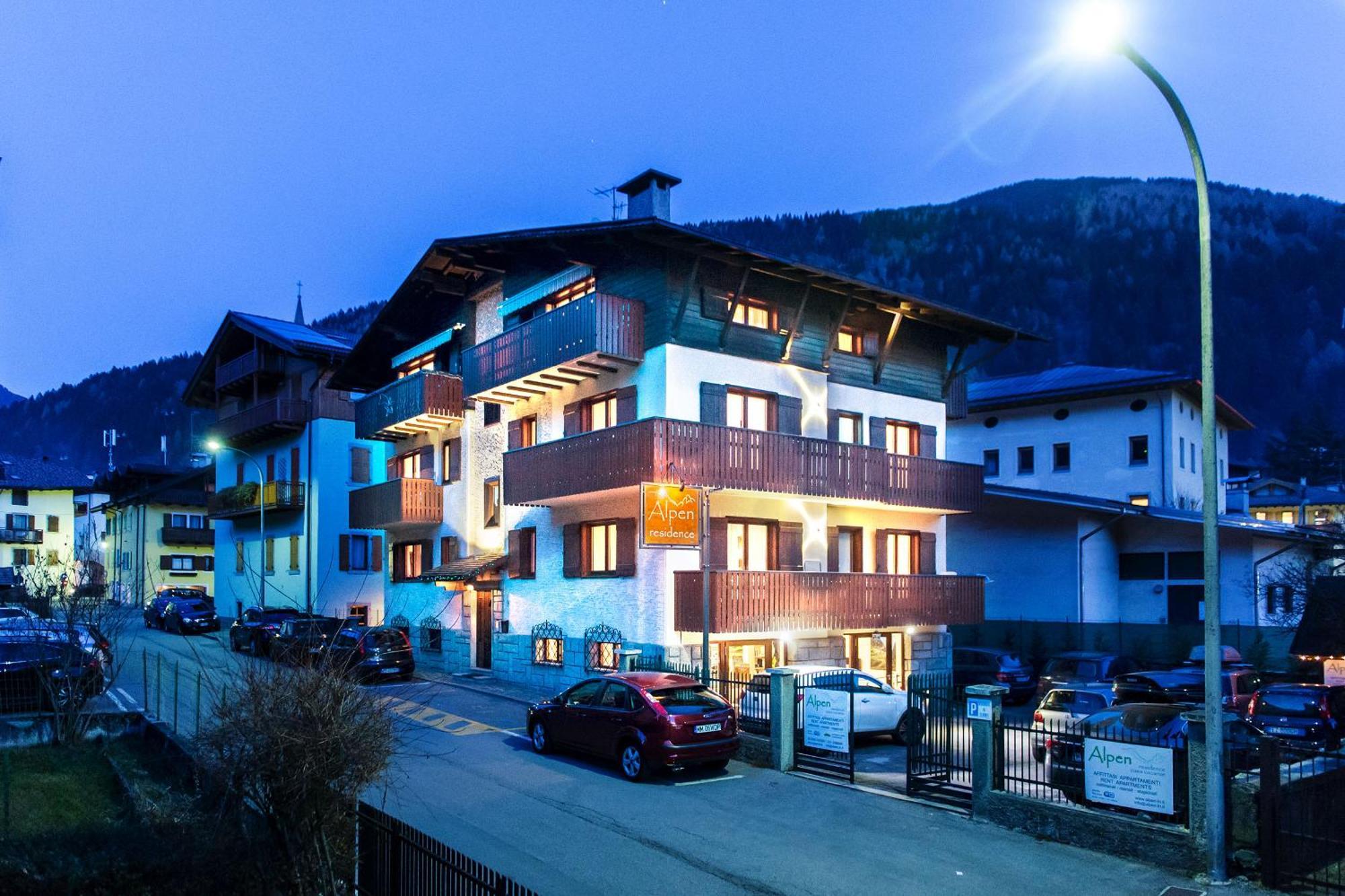 Residence Alpen Casavacanze Pinzolo Bagian luar foto