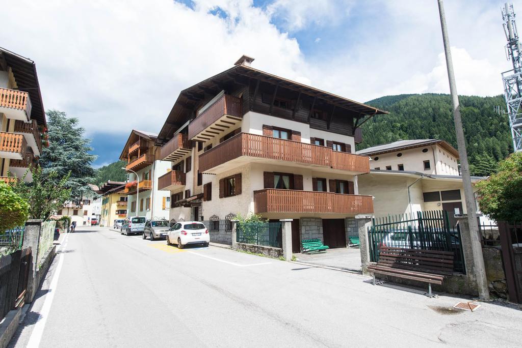 Residence Alpen Casavacanze Pinzolo Bagian luar foto